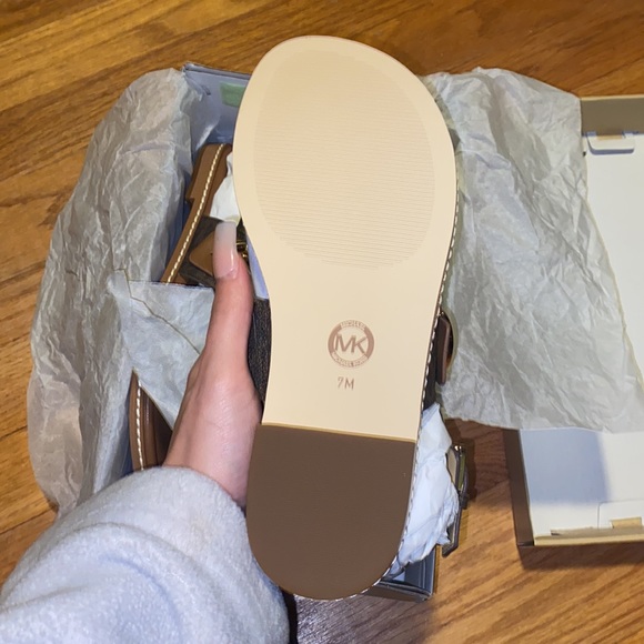 Size 7 Michael Kors Carmen thong sandal - Picture 3 of 6